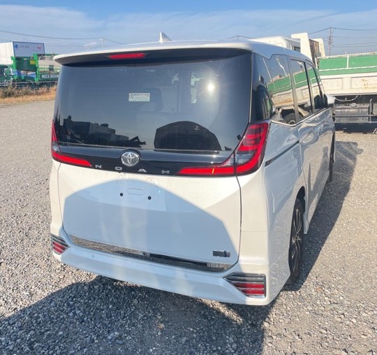 Toyota Noah Image 3