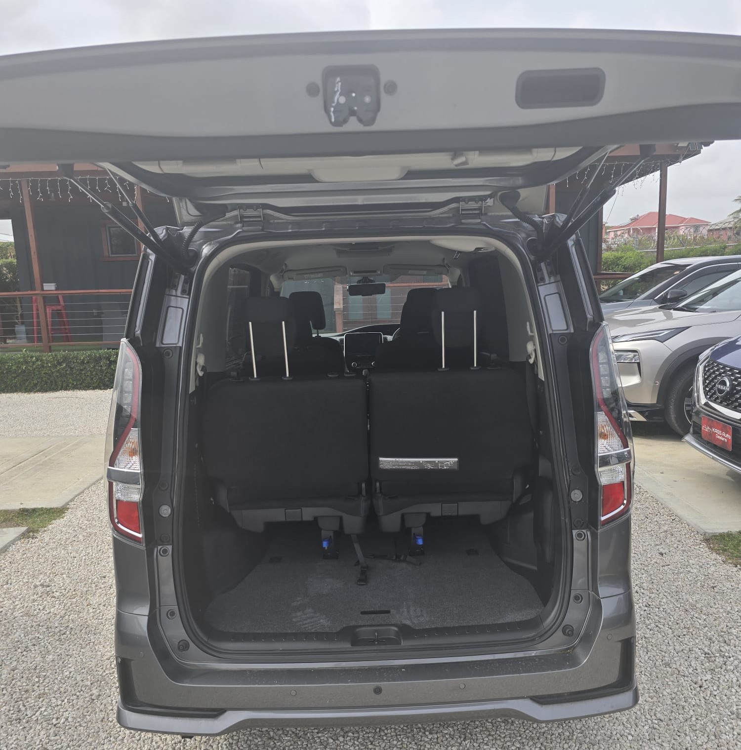 Nissan Serena Image 4
